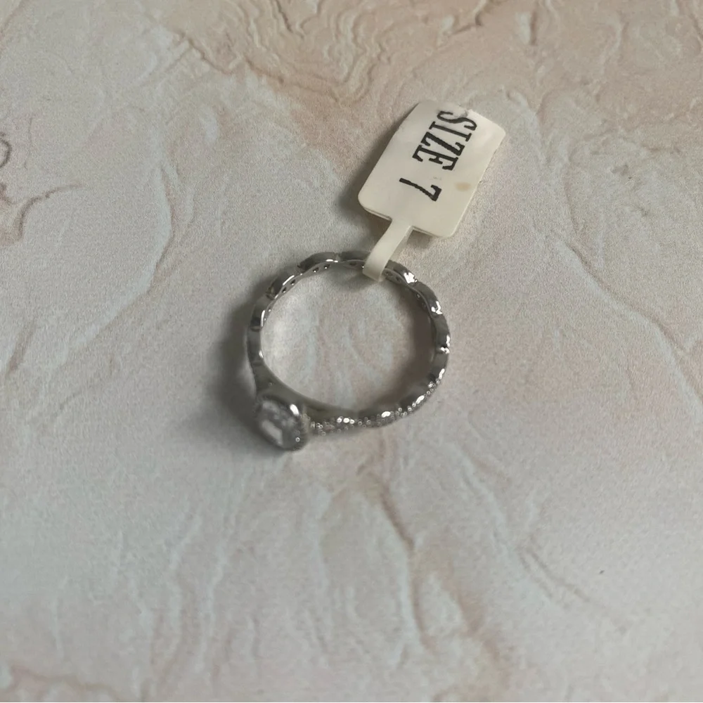 Elegant Silver Ring with Clear Gemstone - Picture 3 of 5